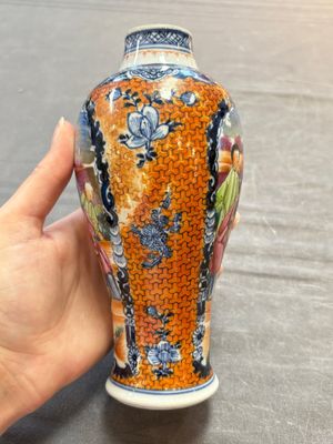 A Chinese famille rose garniture of five 'mandarin subject' vases, Qianlong — 照片 20