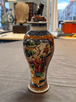 A Chinese famille rose garniture of five 'mandarin subject' vases, Qianlong — 照片 2