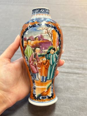 A Chinese famille rose garniture of five 'mandarin subject' vases, Qianlong — 照片 21
