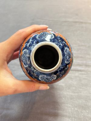 A Chinese famille rose garniture of five 'mandarin subject' vases, Qianlong — 照片 23