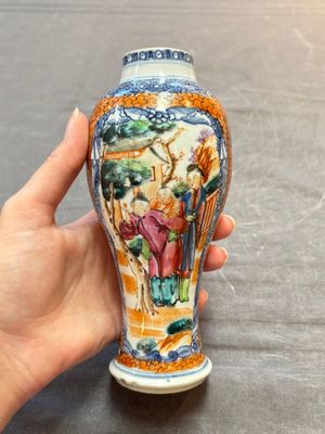 A Chinese famille rose garniture of five 'mandarin subject' vases, Qianlong — 照片 3