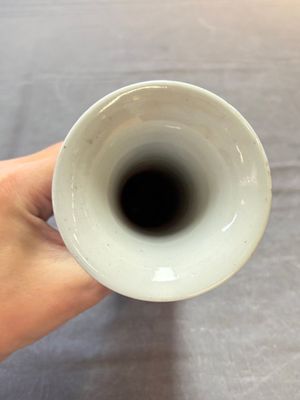 A Chinese famille rose garniture of five 'mandarin subject' vases, Qianlong — 照片 32