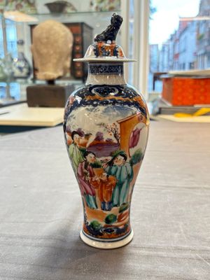 A Chinese famille rose garniture of five 'mandarin subject' vases, Qianlong — 照片 34