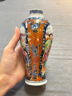 A Chinese famille rose garniture of five 'mandarin subject' vases, Qianlong — 照片 38
