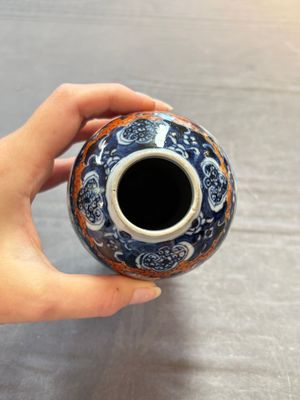 A Chinese famille rose garniture of five 'mandarin subject' vases, Qianlong — 照片 39