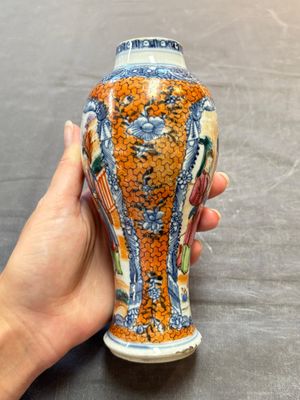 A Chinese famille rose garniture of five 'mandarin subject' vases, Qianlong — 照片 4