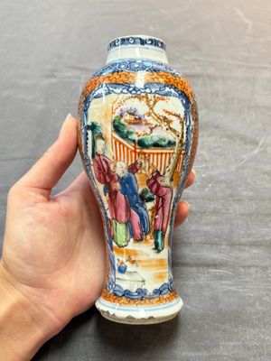 A Chinese famille rose garniture of five 'mandarin subject' vases, Qianlong — 照片 5
