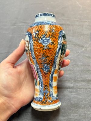 A Chinese famille rose garniture of five 'mandarin subject' vases, Qianlong — 照片 6