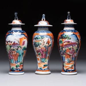 A Chinese famille rose garniture of five 'mandarin subject' vases, Qianlong — 照片 2