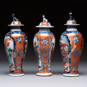 A Chinese famille rose garniture of five 'mandarin subject' vases, Qianlong — 照片 3