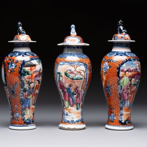 A Chinese famille rose garniture of five 'mandarin subject' vases, Qianlong — 照片 4