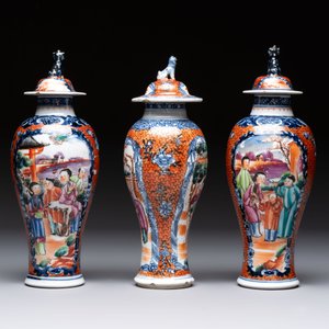 A Chinese famille rose garniture of five 'mandarin subject' vases, Qianlong — 照片 5