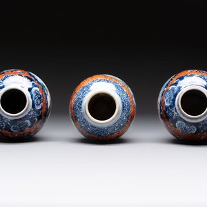 A Chinese famille rose garniture of five 'mandarin subject' vases, Qianlong — 照片 6