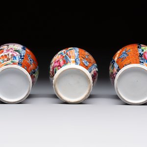 A Chinese famille rose garniture of five 'mandarin subject' vases, Qianlong — 照片 7