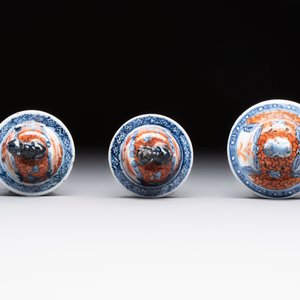 A Chinese famille rose garniture of five 'mandarin subject' vases, Qianlong — 照片 8