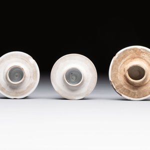 A Chinese famille rose garniture of five 'mandarin subject' vases, Qianlong — 照片 9