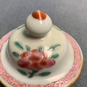A Chinese famille rose garniture of five vases with antiquities, Qianlong — photo 34