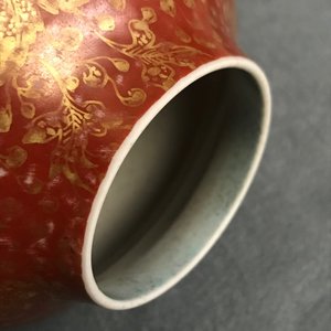 A Chinese famille rose gilt coral-ground eggshell vase, Yongzheng — photo 7