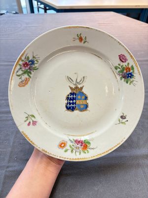 A Chinese famille rose gilt-decorated armorial plate, Qianlong — photo 1