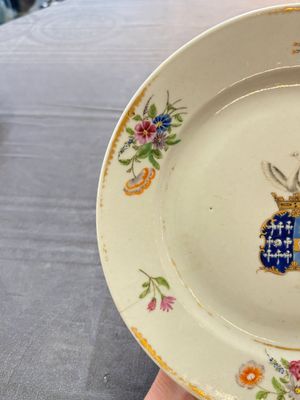A Chinese famille rose gilt-decorated armorial plate, Qianlong — photo 3