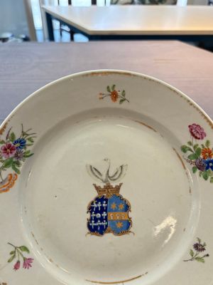 A Chinese famille rose gilt-decorated armorial plate, Qianlong — photo 4