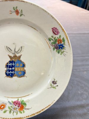 A Chinese famille rose gilt-decorated armorial plate, Qianlong — photo 5