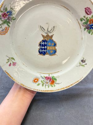 A Chinese famille rose gilt-decorated armorial plate, Qianlong — photo 6