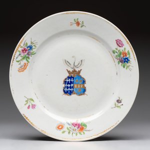 A Chinese famille rose gilt-decorated armorial plate, Qianlong — photo 1