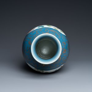 A Chinese famille rose gilt-decorated blue-ground vase, 18/19th C. — 照片 5