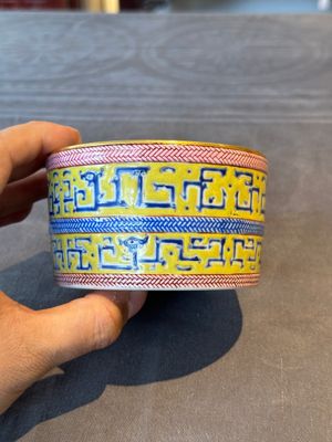 A Chinese famille rose gilt-decorated brush washer with chilong design, Yongzheng mark, 19/20th C. — foto 2