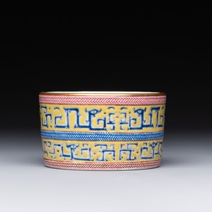 A Chinese famille rose gilt-decorated brush washer with chilong design, Yongzheng mark, 19/20th C. — foto 1