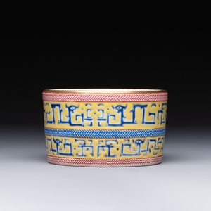 A Chinese famille rose gilt-decorated brush washer with chilong design, Yongzheng mark, 19/20th C. — foto 3