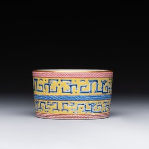 A Chinese famille rose gilt-decorated brush washer with chilong design, Yongzheng mark, 19/20th C. — foto 4