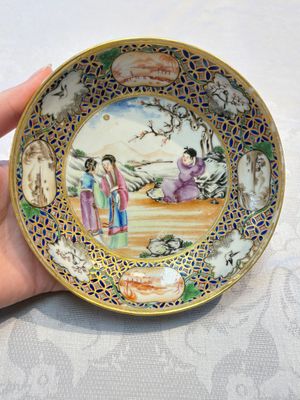 A Chinese famille rose gilt-decorated cup and saucer with figural design, Jiaqing — photo 1
