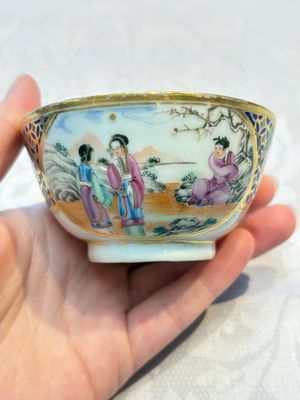 A Chinese famille rose gilt-decorated cup and saucer with figural design, Jiaqing — photo 11