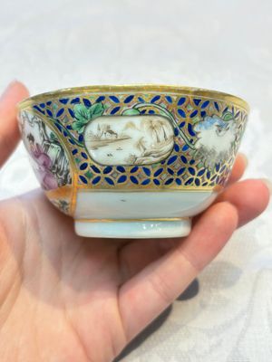 A Chinese famille rose gilt-decorated cup and saucer with figural design, Jiaqing — photo 12