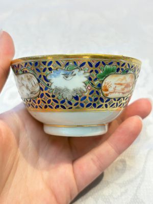 A Chinese famille rose gilt-decorated cup and saucer with figural design, Jiaqing — photo 13