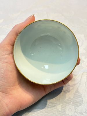 A Chinese famille rose gilt-decorated cup and saucer with figural design, Jiaqing — photo 14
