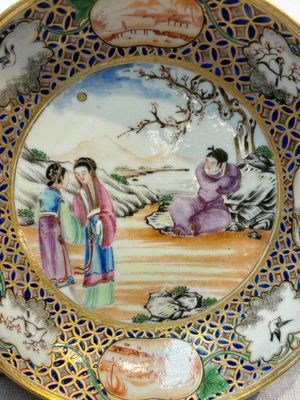 A Chinese famille rose gilt-decorated cup and saucer with figural design, Jiaqing — photo 2