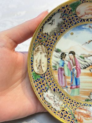 A Chinese famille rose gilt-decorated cup and saucer with figural design, Jiaqing — photo 3