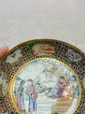 A Chinese famille rose gilt-decorated cup and saucer with figural design, Jiaqing — photo 4