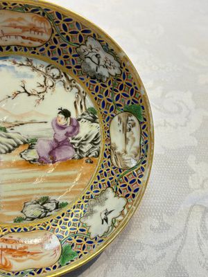 A Chinese famille rose gilt-decorated cup and saucer with figural design, Jiaqing — photo 5