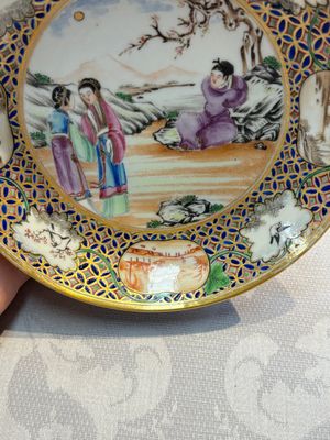 A Chinese famille rose gilt-decorated cup and saucer with figural design, Jiaqing — photo 6
