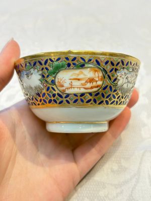 A Chinese famille rose gilt-decorated cup and saucer with figural design, Jiaqing — photo 8