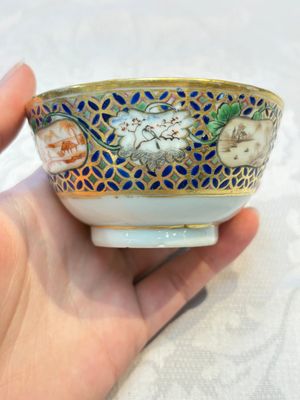 A Chinese famille rose gilt-decorated cup and saucer with figural design, Jiaqing — photo 9