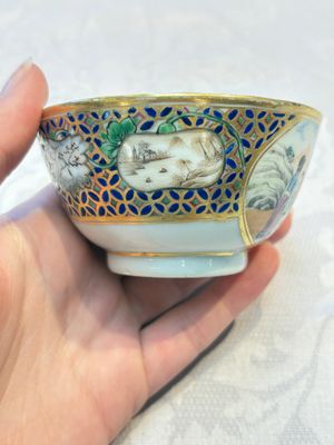 A Chinese famille rose gilt-decorated cup and saucer with figural design, Jiaqing — photo 10