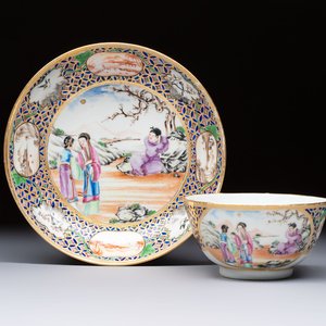A Chinese famille rose gilt-decorated cup and saucer with figural design, Jiaqing — photo 1