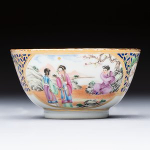 A Chinese famille rose gilt-decorated cup and saucer with figural design, Jiaqing — photo 4