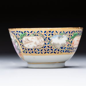 A Chinese famille rose gilt-decorated cup and saucer with figural design, Jiaqing — photo 5