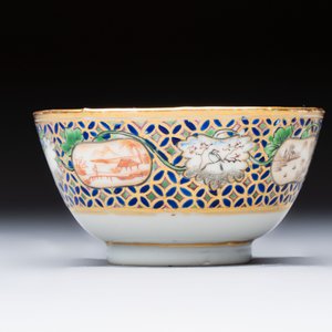 A Chinese famille rose gilt-decorated cup and saucer with figural design, Jiaqing — photo 6